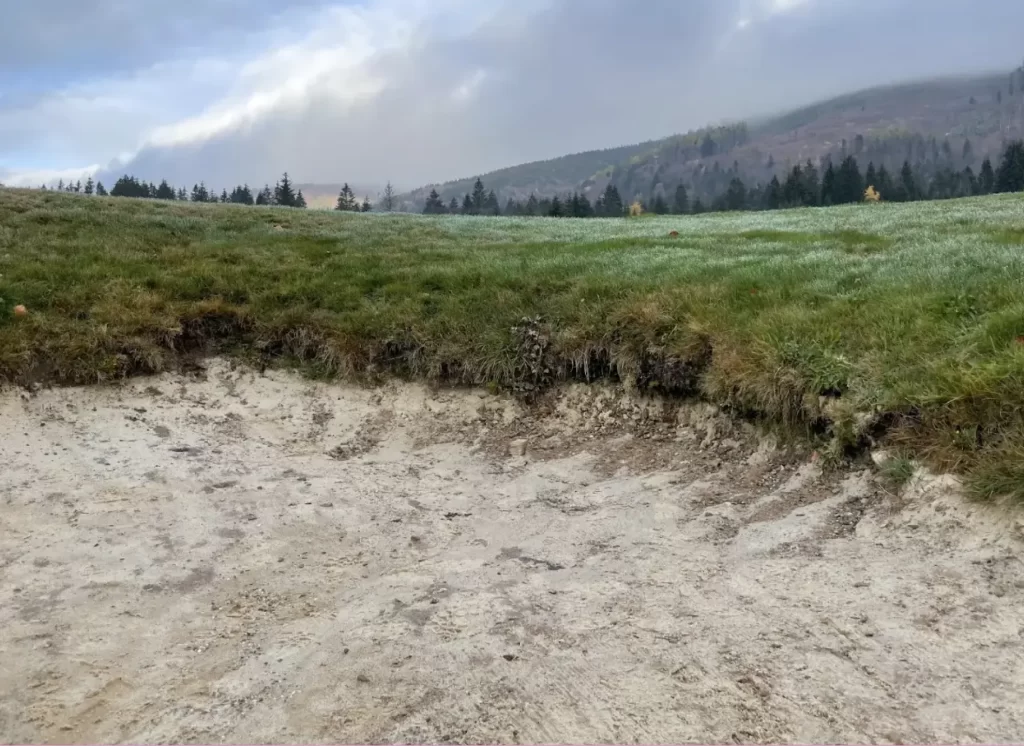 Efektivní údržba golfových bunkerů s využitím umělých hran